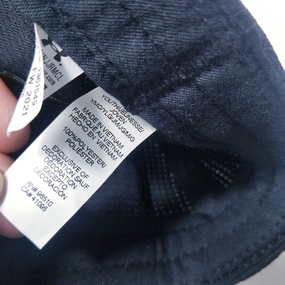 NWT UNDER ARMOUR YOUTH FITTED HAT SIZE YOUTH MED/ YOUTH LARGE